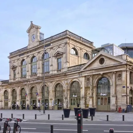 Avec Cour Extérieure Et Parking Proche Chr