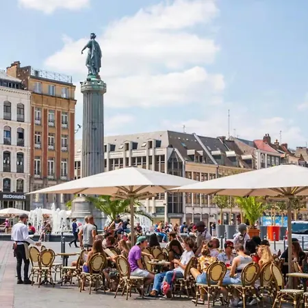 Avec Cour Extérieure Et Parking Proche Chr